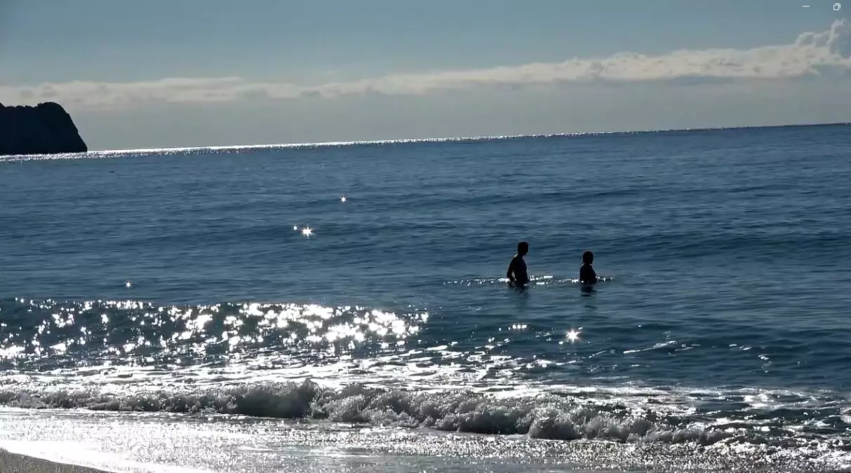 Alanya'da baharın getirdiği güzel havanın tadını çıkarın! Plajların doluluğu, güneşin