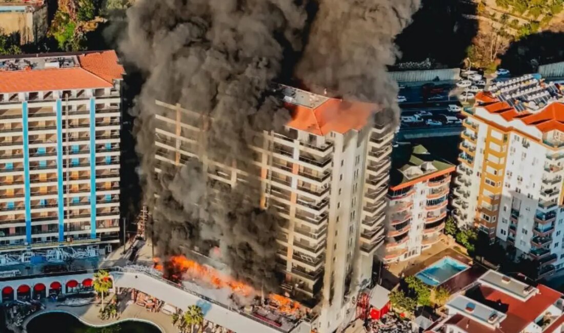 Alanya'da bir inşaat alanında meydana gelen yangında 4 işçi kurtarıldı.