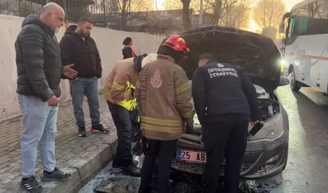 Avcılar'da meydana gelen otomobil yangını, itfaiye ekiplerinin hızlı müdahalesiyle kontrol