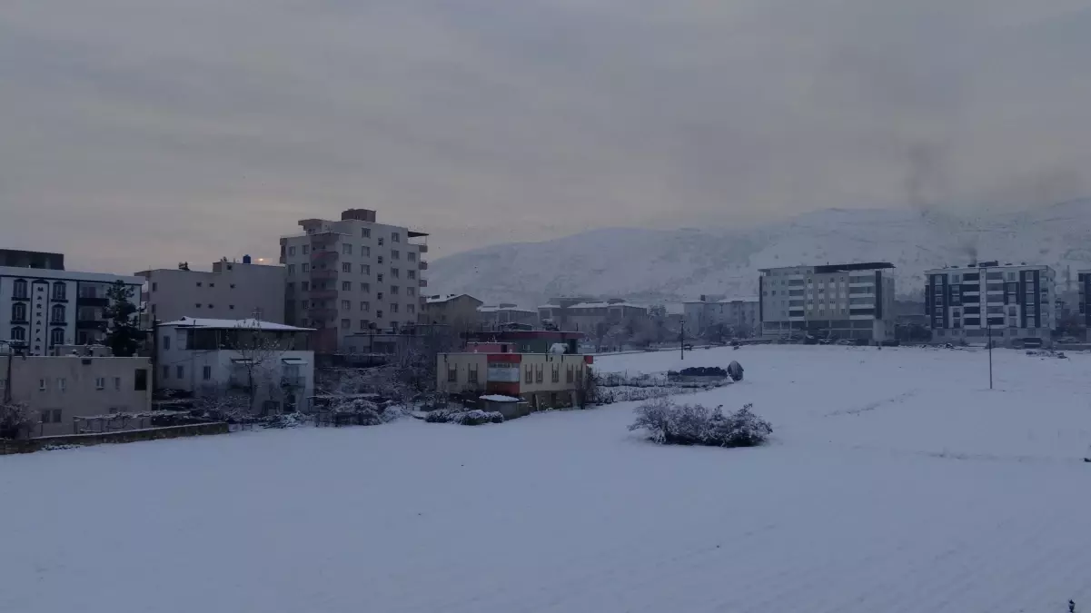 Gercüş'te kar yağışı, çocukların yüzünde neşe ve mutluluk getiriyor. Kışın