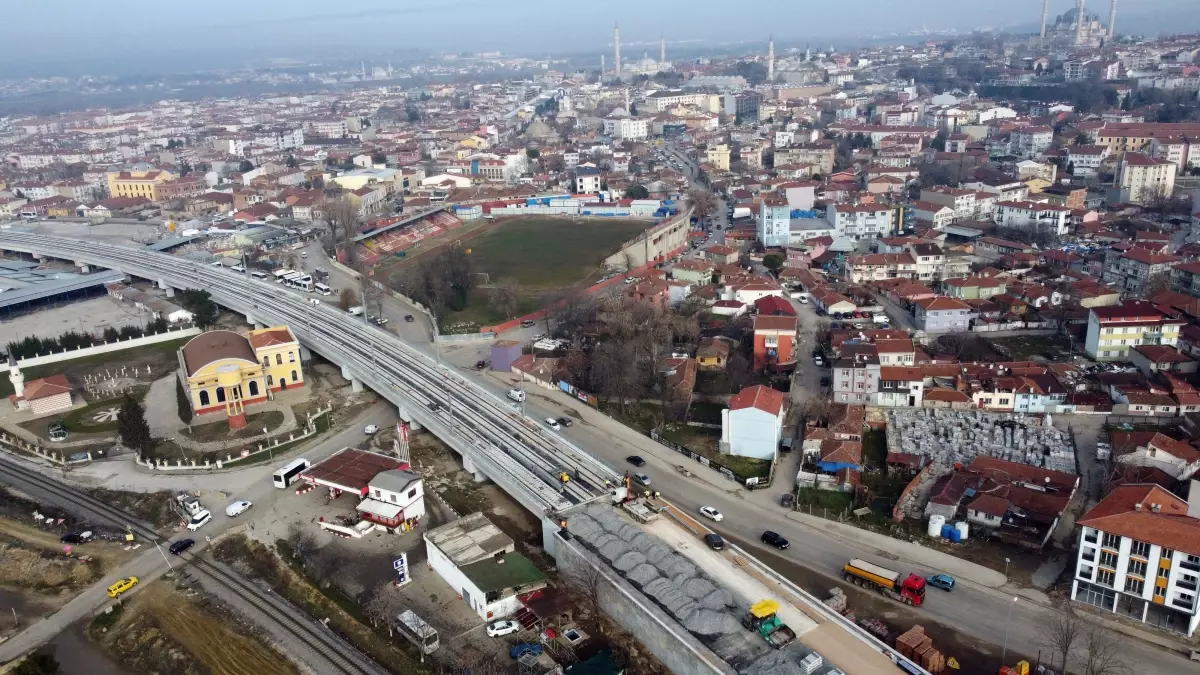 Halkalı-Kapıkule Hızlı Tren Hattı Projesi, Türkiye'nin ulaşım altyapısını güçlendirmeyi hedefliyor.