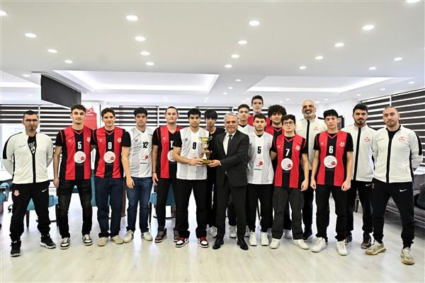 Muratpaşa Belediyespor'un U-18 Basketbol Takımı, Antalya'da düzenlenen yerel ligde elde