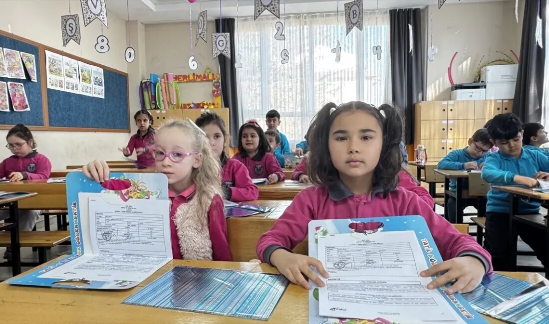 Öğrenciler, Antalya, Muğla, Isparta ve Burdur'da karnelerini aldı. Törenler, coşku