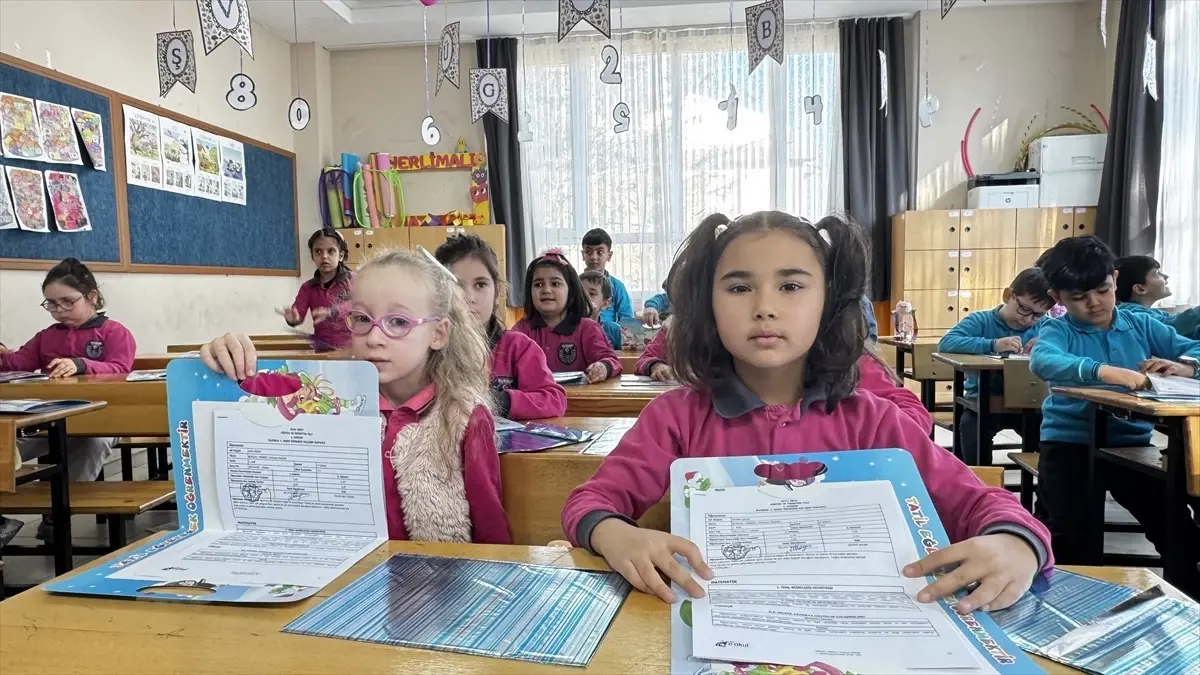 Öğrenciler, Antalya, Muğla, Isparta ve Burdur'da karnelerini aldı. Törenler, coşku