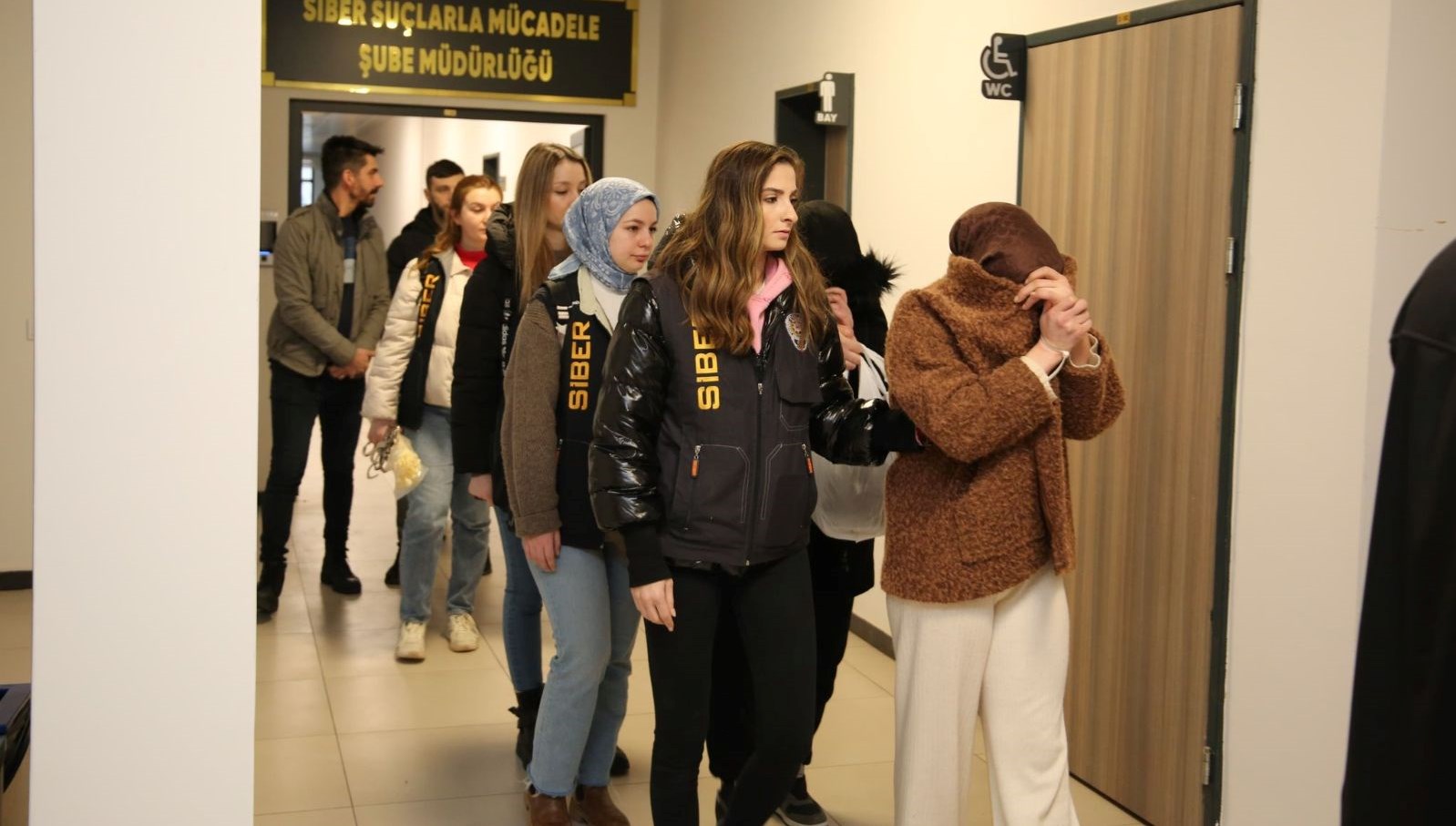 Siber suçlarla mücadelede gerçekleştirilen önemli bir operasyonla 44 kişi gözaltına