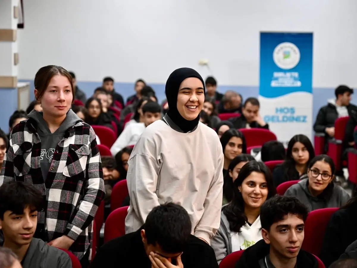 Yeşilyurt Belediye Başkanı Prof. Dr. İlhan Geçit, gençlerin fikirlerini ve