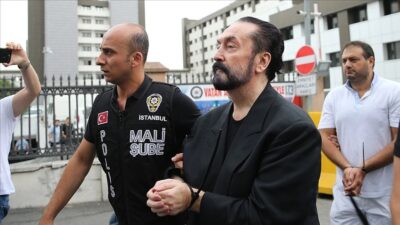 Birçok hatadan yargılanan Adnan Oktar ve beraberindeki 18 sanığın, "resmi