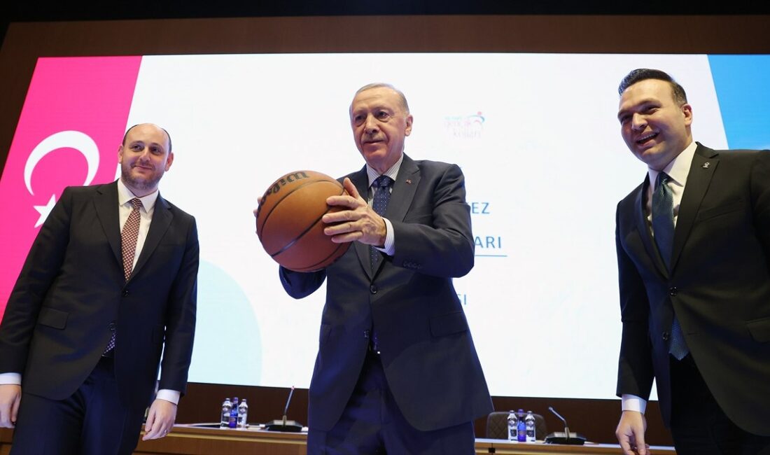 Doğum günü münasebetiyle Cumhurbaşkanı Erdoğan'a basketbol topu hediye eden AK