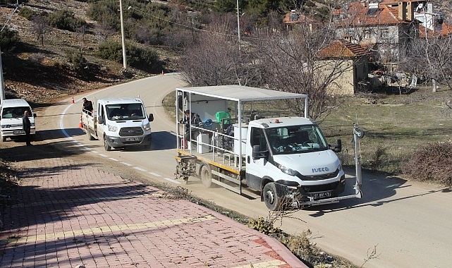 Antalya Büyükşehir Belediyesi, Korkuteli'nde yol bakım ve onarım çalışmalarını sürdürüyor.