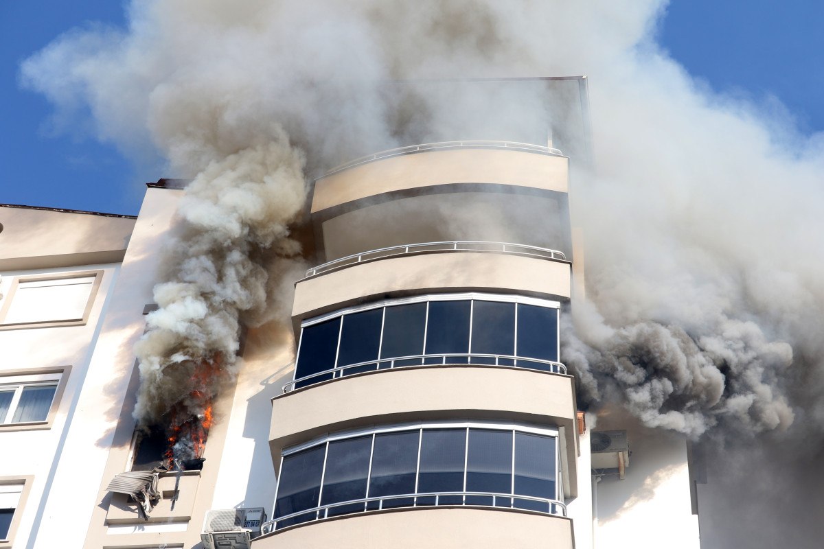 Antalya'da Apartmanda Yangın Paniği