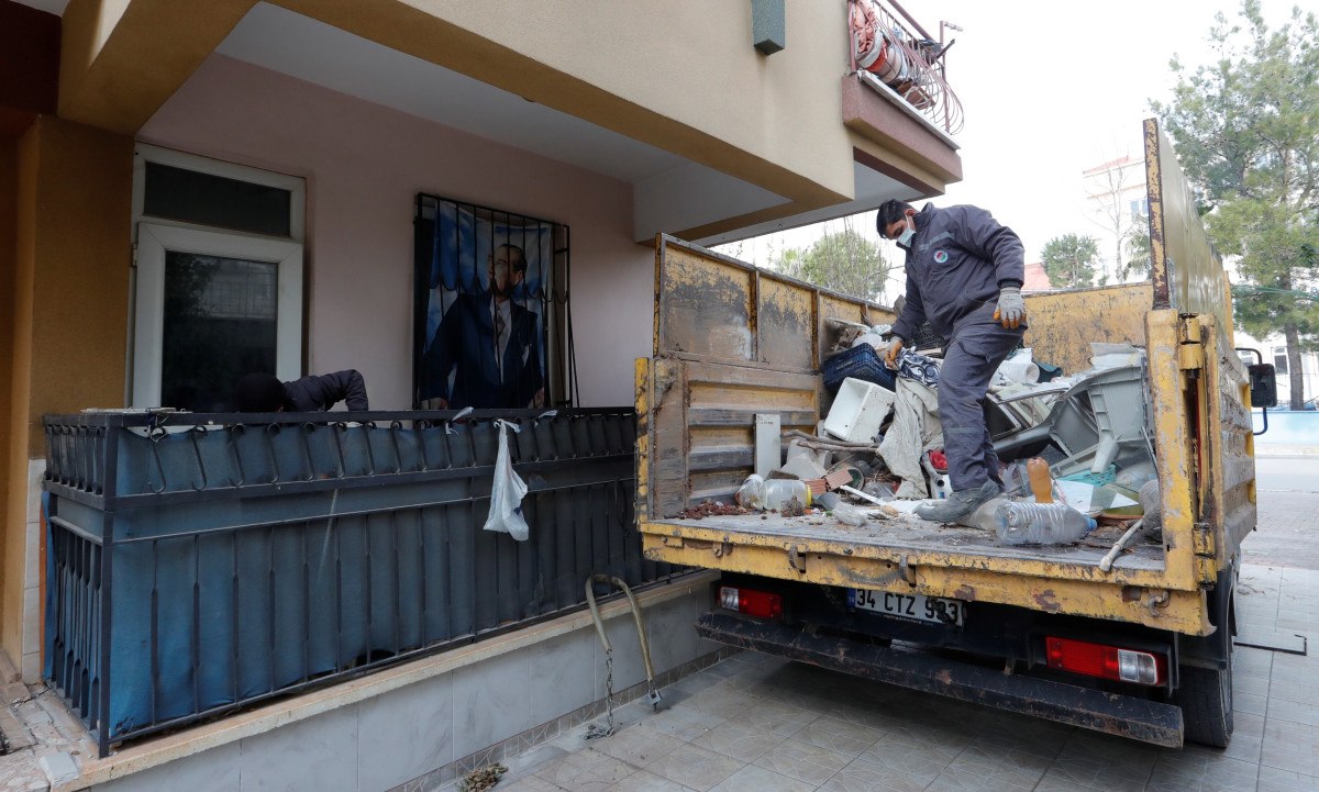 antalyada cop mesken olayi 2 kamyon atik cikti 2 yqXpWg3w