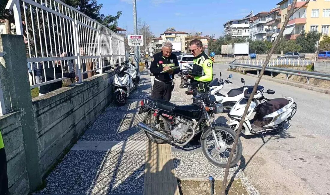 Antalya Manavgat'ta plakasız 11 motosiklet trafikten men edildi, sahiplerine toplam