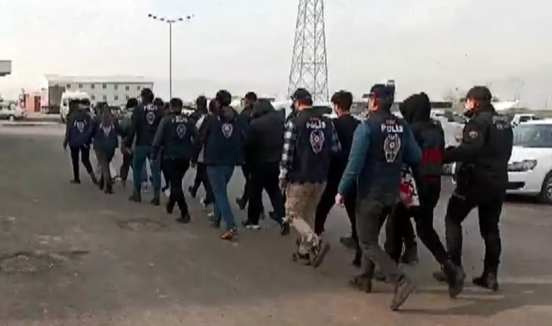 Kahramanmaraş merkezli yapılan operasyonda depremzedelerin kimlik bilgilerini kullanarak yasa dışı