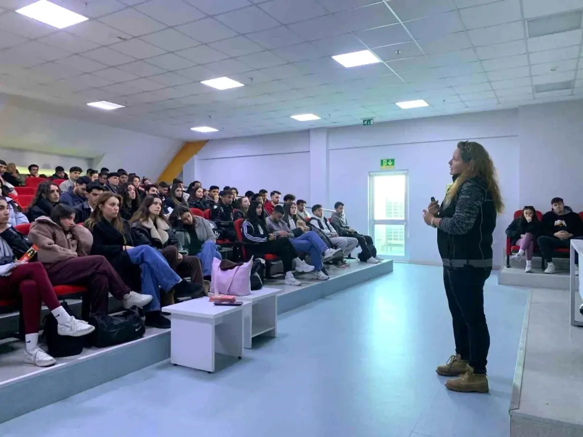 Spor Bilimleri Fakültesi'nde narkotik gruplar tarafından bağımlılık eğitimi verildi.