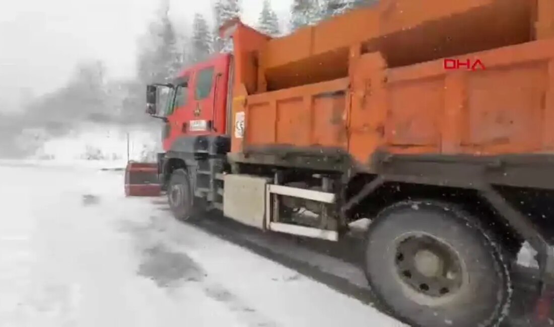 Bartın-Kastamonu kara yolunda kar yağışı, muhteşem bir görsel şölen sunuyor.