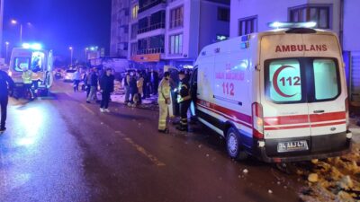 Bartın'da hasta taşıyan ambulans ile arabanın çarpıştığı kazada 8 kişi