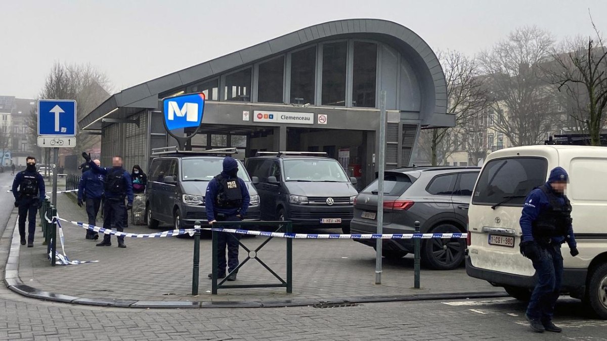 Brüksel'de gerçekleşen silahlı saldırının ardından, polis failleri bulmak için yoğun