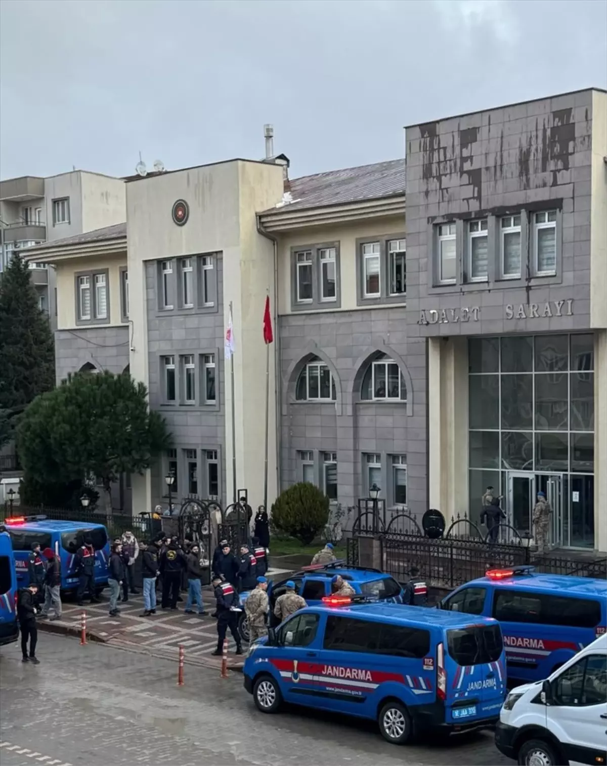 Bursa merkezli gerçekleştirilen kablo hırsızlığı operasyonunda 22 zanlı gözaltına alındı.