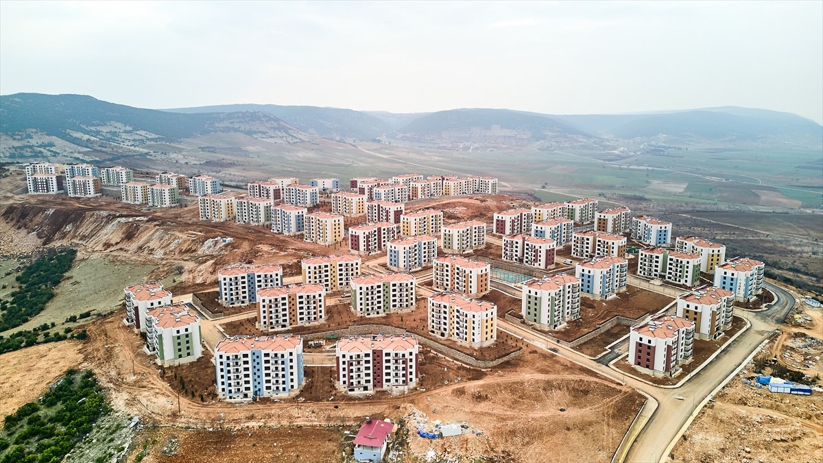 Deprem bölgesinde yürütülen yeniden inşa çalışmaları ve konut teslimatları hakkında