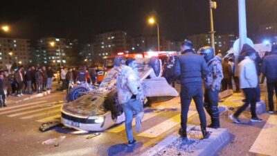 Diyarbakır'da önündeki araca çarpıp refüje çıkarak takla atan otomobilde yaralanan