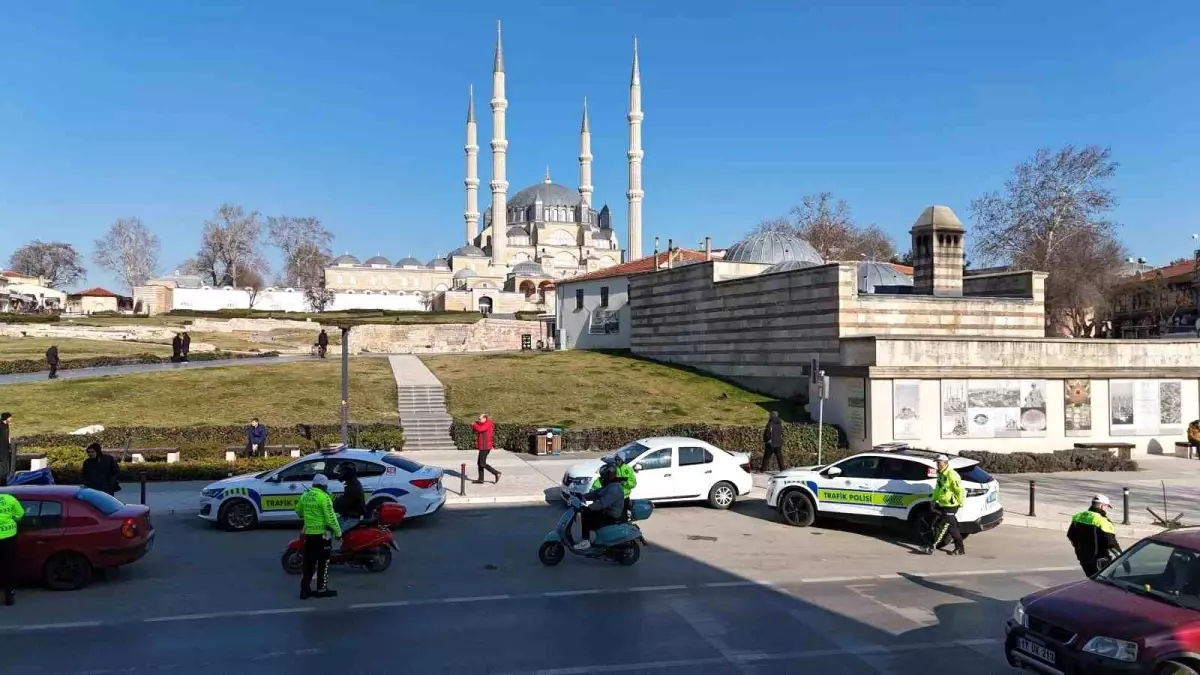 Edirne'de motosiklet sürücülerine yönelik gerçekleştirilen denetim uygulamaları, trafik güvenliğini artırmak