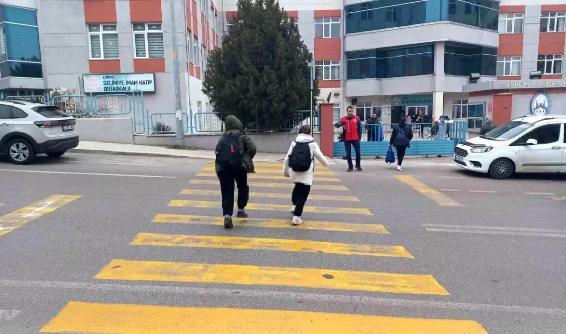 Edirne'de okul polisleri, okullarda kontrol yaparak trafik güvenliğini sağlıyor.