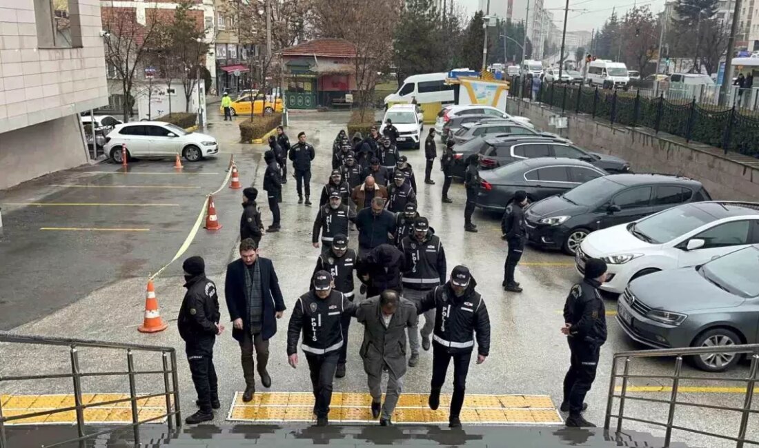 Eskişehir'de tefecilik suçundan adliyeye sevk edilen 8 şüpheliden 4'ü tutuklandı.