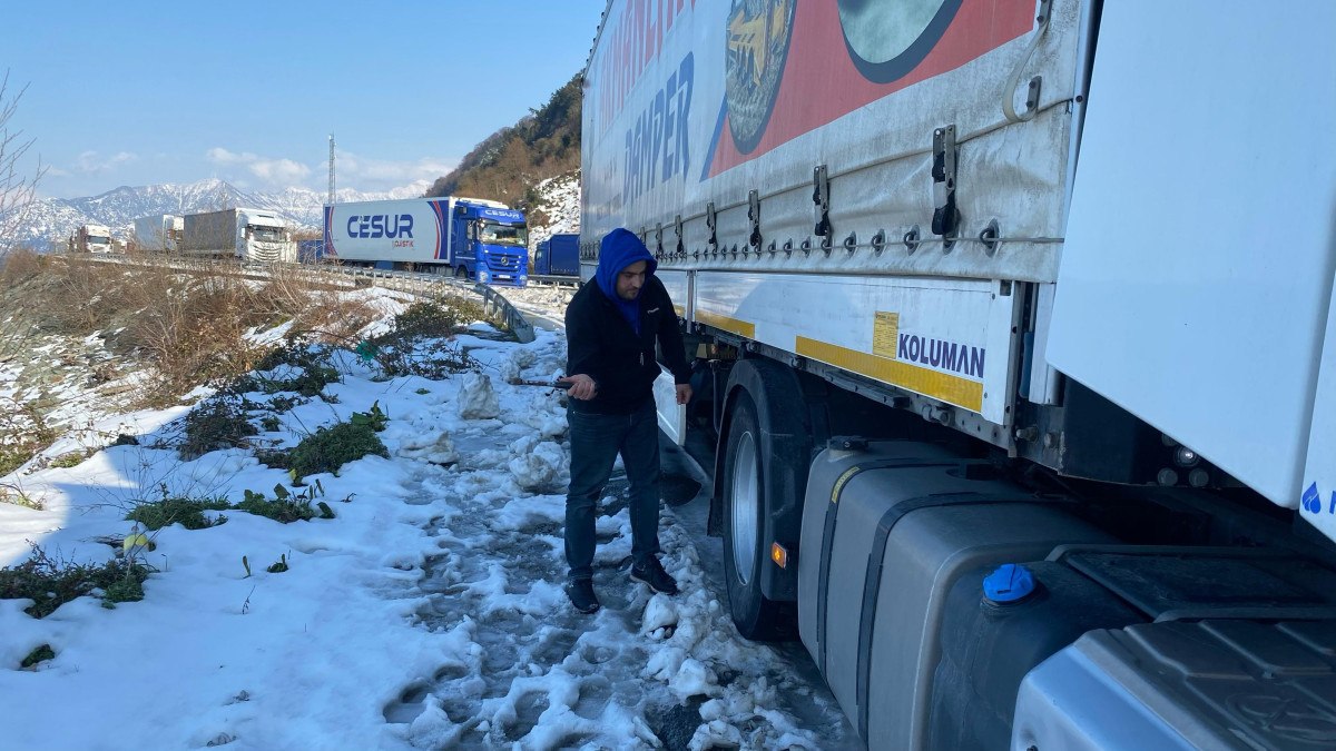 gurcistandaki yogun kar yagisi nedeniyle artvinde uzun tir kuyruklari olustu 2 UEDT3Mw8