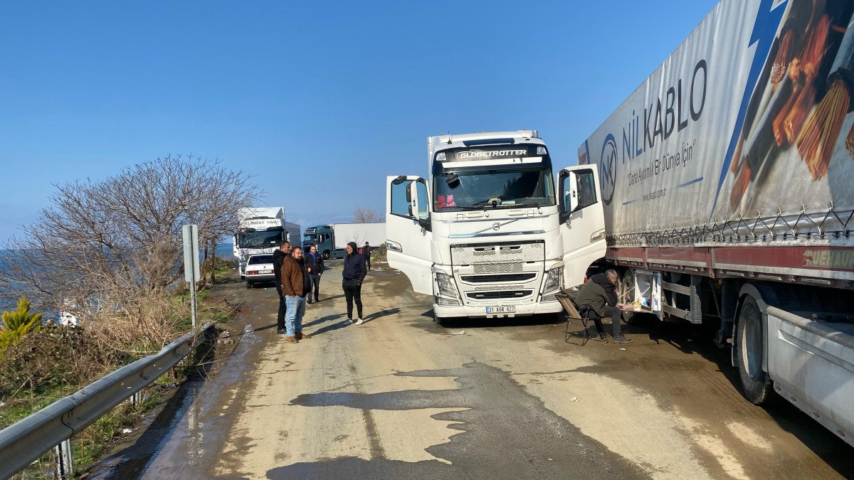 gurcistandaki yogun kar yagisi nedeniyle artvinde uzun tir kuyruklari olustu 3 FFrSR3lN