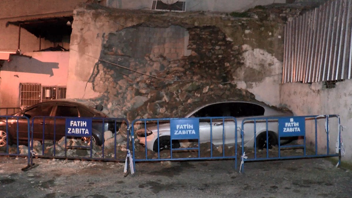 istanbul fatihte araclarin uzerine duvar coktu 0 YlkTugvL