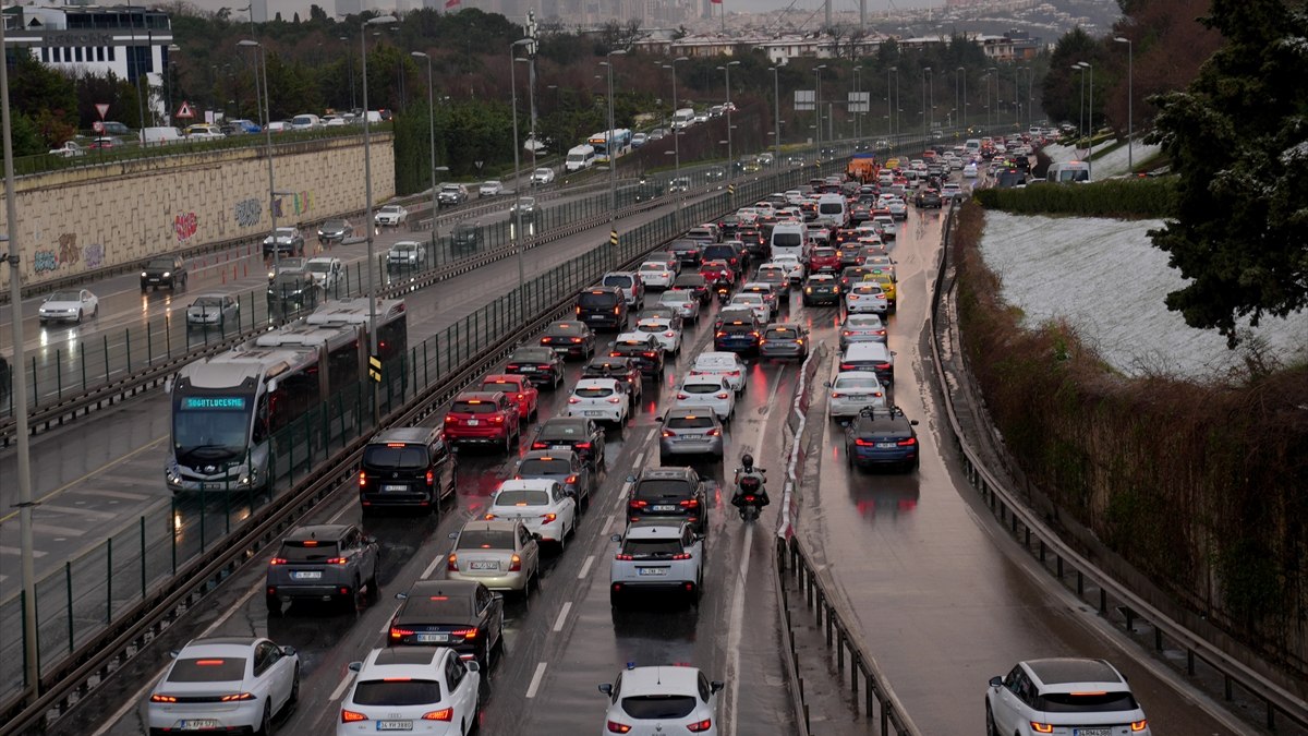 İstanbul'da beklenen karla karışık yağmur, günlük yaşamı olumsuz etkiliyor. Artan