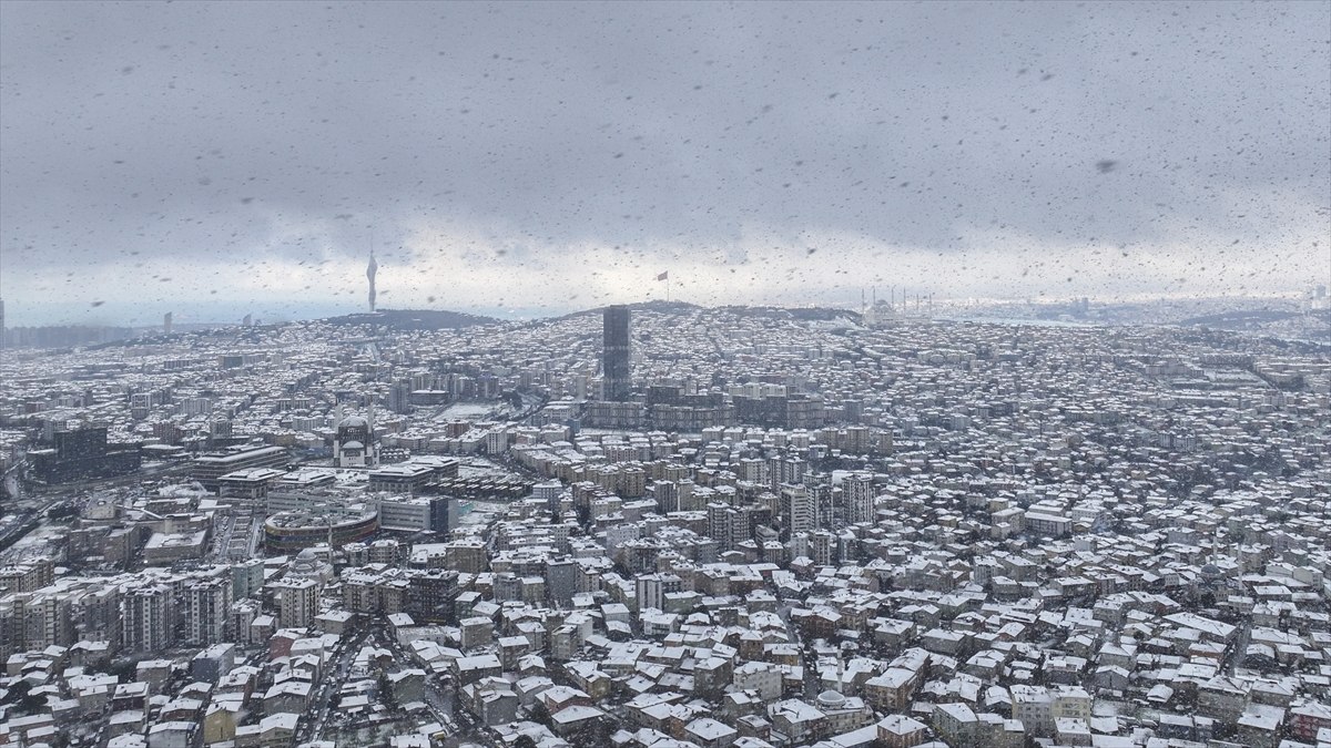 İstanbul'da kışın beyaz örtüyle kaplanan manzaranın büyüleyici etkilerini keşfedin. Karlı