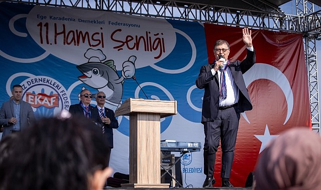 İzmir'de düzenlenen 11. Hamsi Şenliği, deniz ürünleri tutkunlarını bir araya