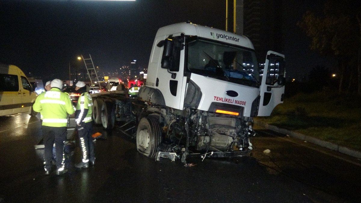 izmirde denetimden cikan tanker taksiye carpti 0 ySqNEuqG