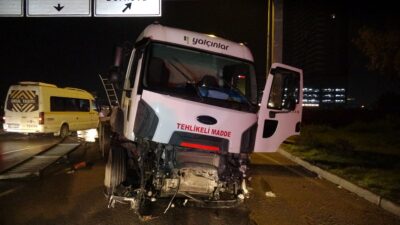 Bayraklı ilçesinde şoförünün denetiminden çıkaran bariyerleri aşan mazot yüklü tanker,