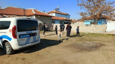 Kent merkezinde 4-5 kişilik kümenin, silah ve taşlarla meskenine saldırdığı