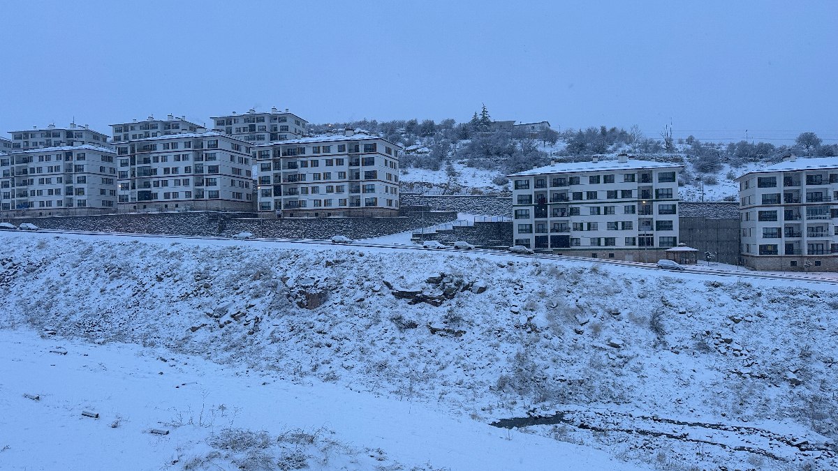 Kayseri'de kar yağışıyla birlikte oluşan kartpostallık manzaralar, kışın güzelliklerini keşfetmek