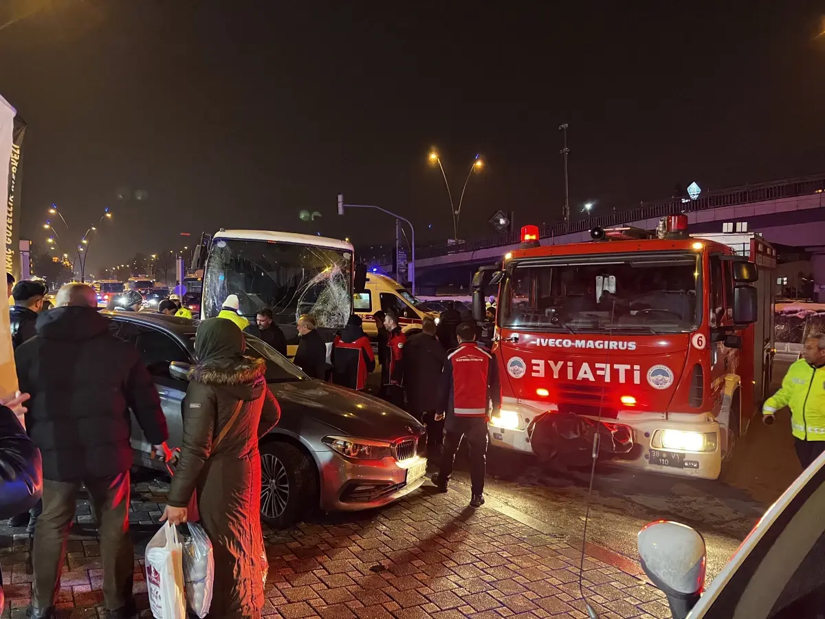 Kayseri'de meydana gelen zincirleme trafik kazasında 7 kişi yaralandı. Olayın