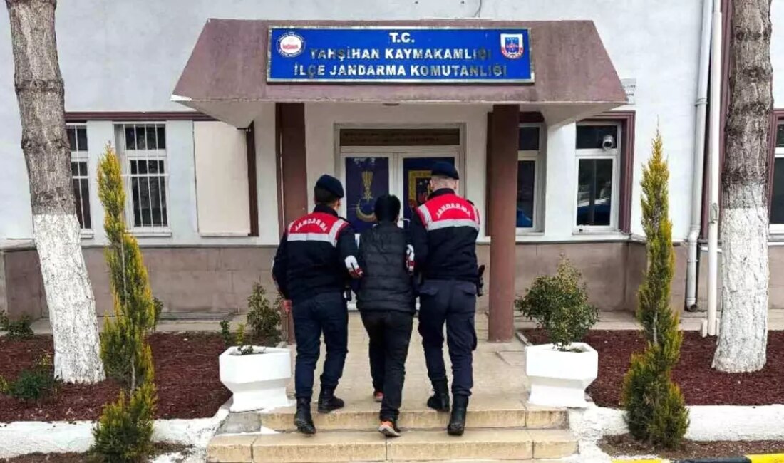 Aranan 18 yaşındaki hırsızlık mahkumu, jandarma tarafından yakalanarak cezaevine gönderildi.