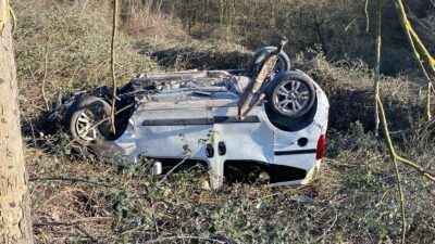 Kartepe ilçesinde bariyerleri sökerek yol kenarındaki ağaca çarpan hafif ticari