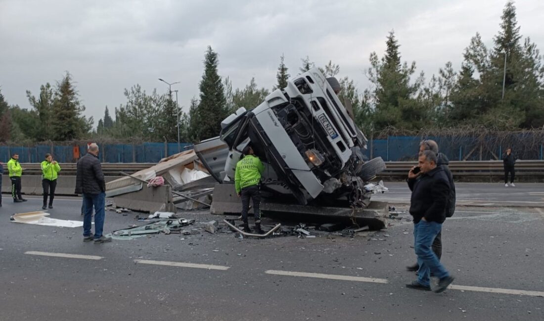 Gölcük ilçesinde şoförünün denetiminden çıkan tır otoyola devrildi. Kazada 1