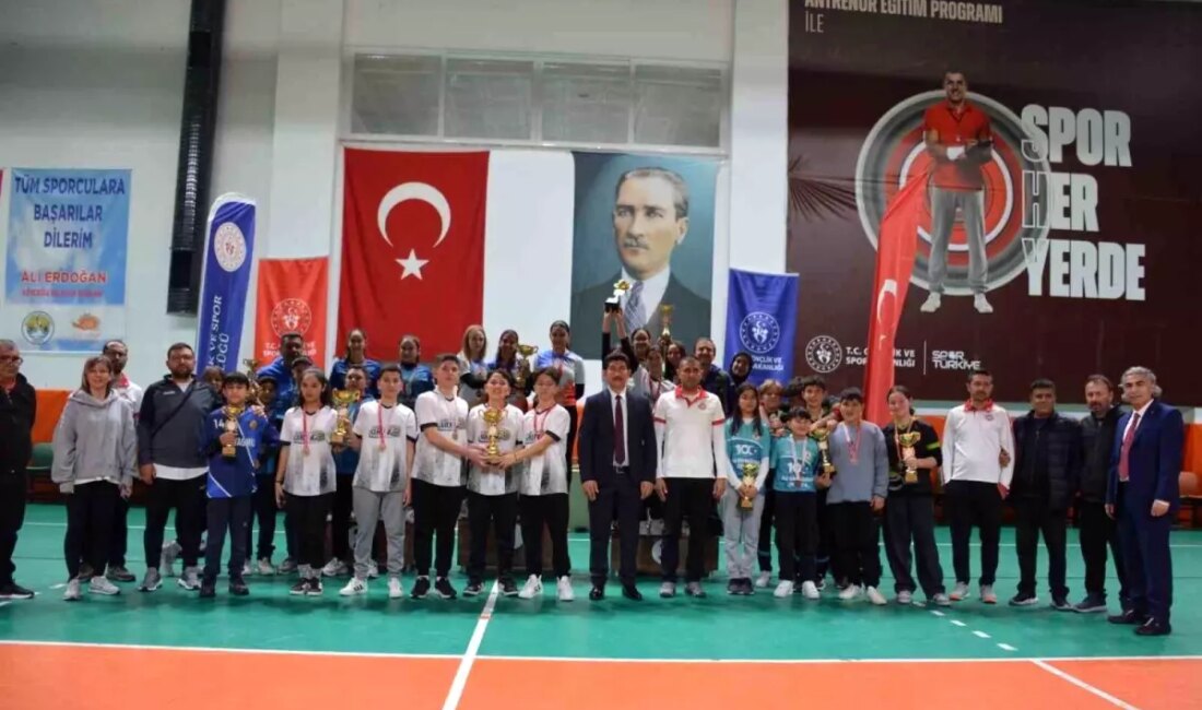 Muğla'nın Köyceğiz ilçesinde düzenlenen Floor Curling Vilayet Birinciliği mükafatları sahiplerini