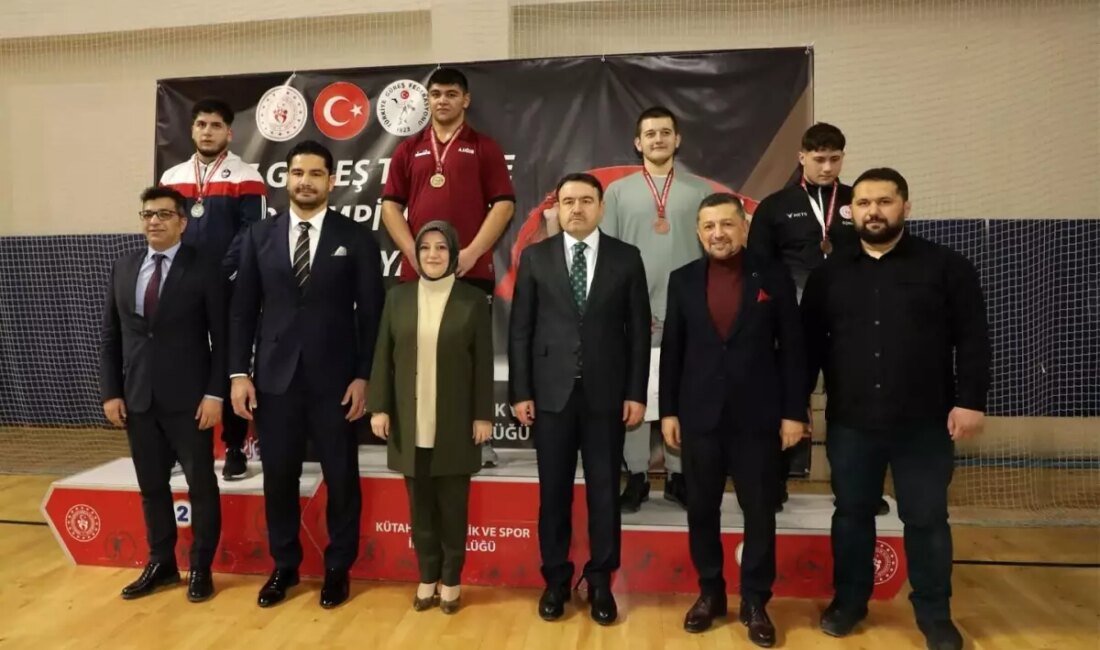 Kütahya'da U-17 Güreş Türkiye Küme karşılaşmaları sona erdi, şampiyonlar madalya