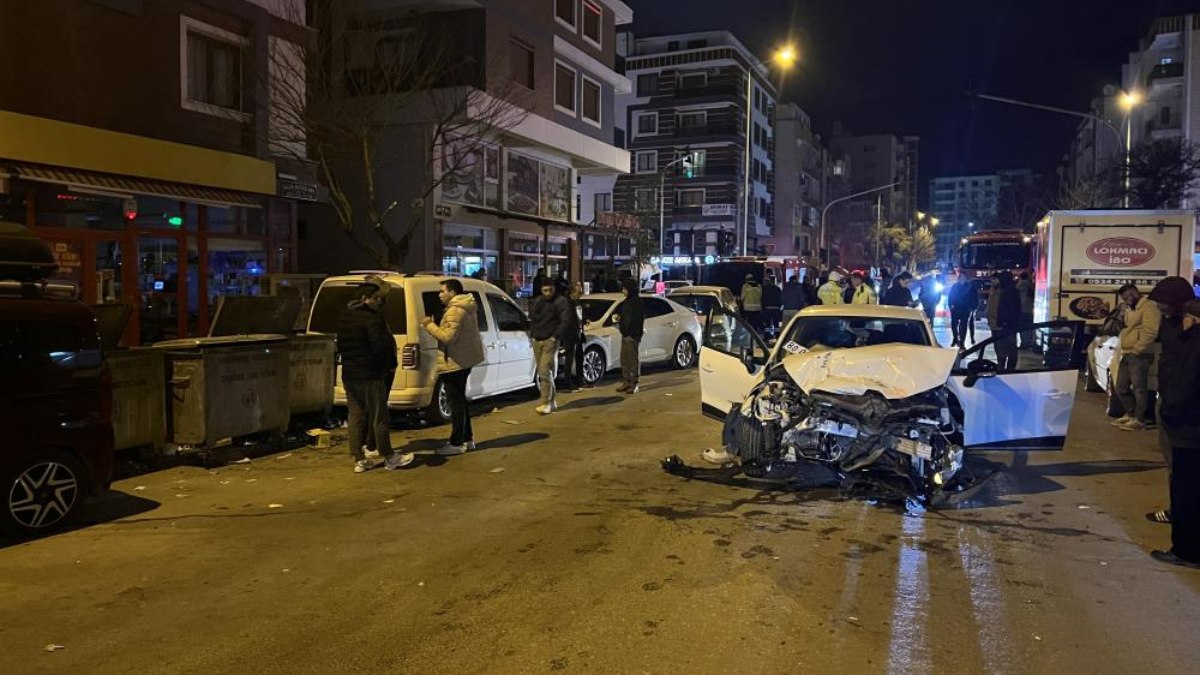 Manisa'da bir itfaiye aracının karıştığı kaza sonucunda 7 araç hasar