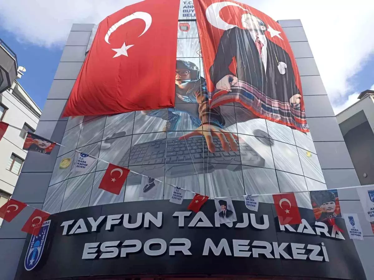 Ankara Belediye Başkanı Mansur Yavaş, Tayfun Tanju Kara Espor Merkezi'nin