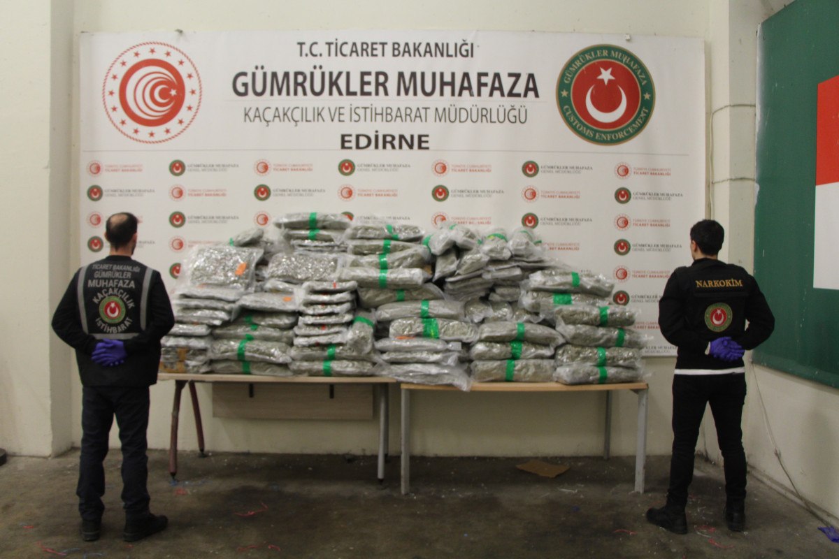 Mersin'de Kaçakçılıkla Mücadele: 24 Lüks Araç ve 608 Kilogram Uyuşturucu Ele Geçirildi