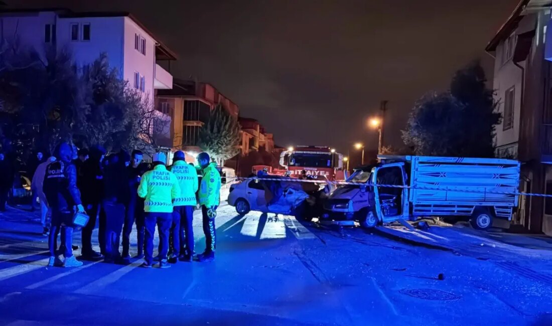 Denizli'nin Pamukkale ilçesinde meydana gelen kazada, bir kamyonet ile araba