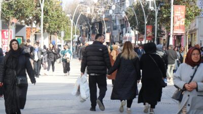 Sakarya’da Ramazan alışverişini son güne bırakan vatandaşlar, çarşı ve pazarlarda