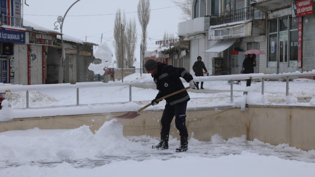 Van'da etkili olan kar yağışı, günlük yaşamı olumsuz etkiliyor. Ulaşımda