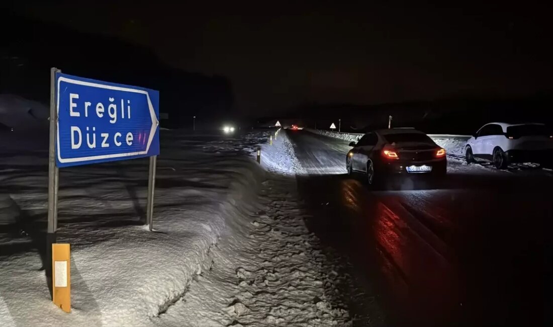 Zonguldak'ta etkili olan yoğun kar yağışı, ulaşımda aksamalara neden oldu.